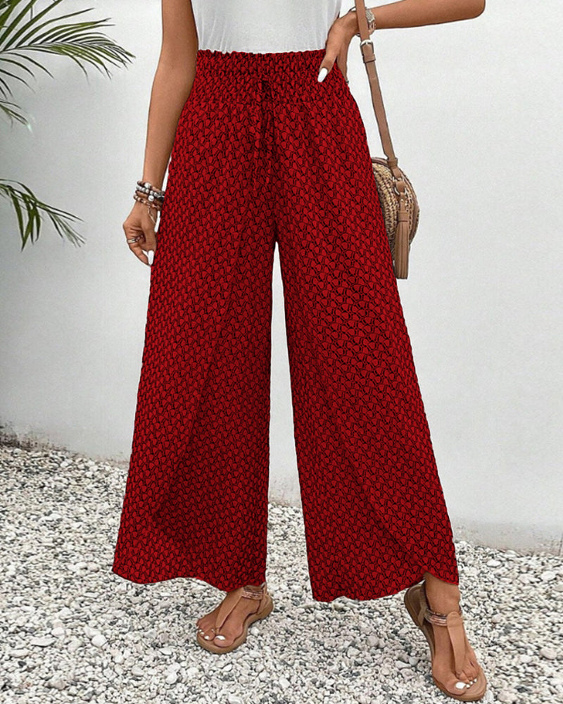 Pantalon femme large à motif géométrique porté en pied