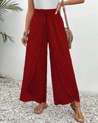 Pantalon femme large à motif géométrique porté en pied