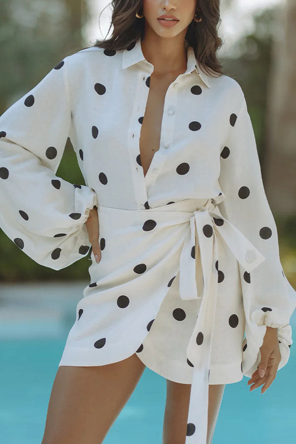 Ensemble blouse à manches ballon à pois en mélange de lin et mini jupe portefeuille