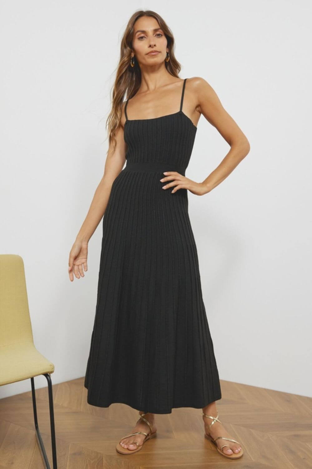 Robe midi plissée en maille à fines bretelles