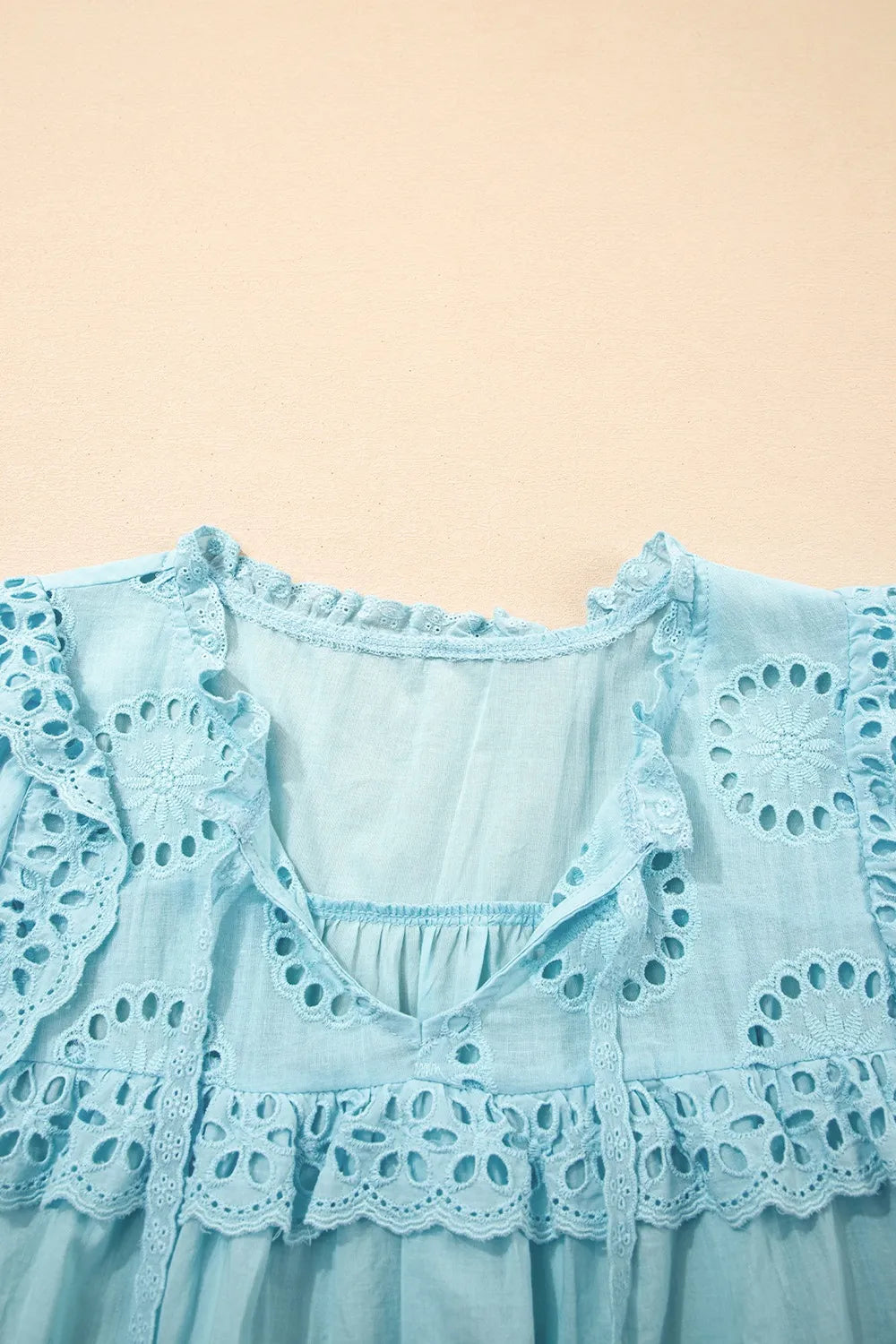 Blouse à manches bouffantes avec bordure en dentelle à œillets pour femmes