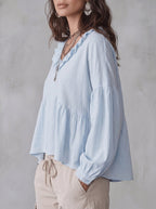 Blouse femme coupe fluide avec col V profond sur fond uni
