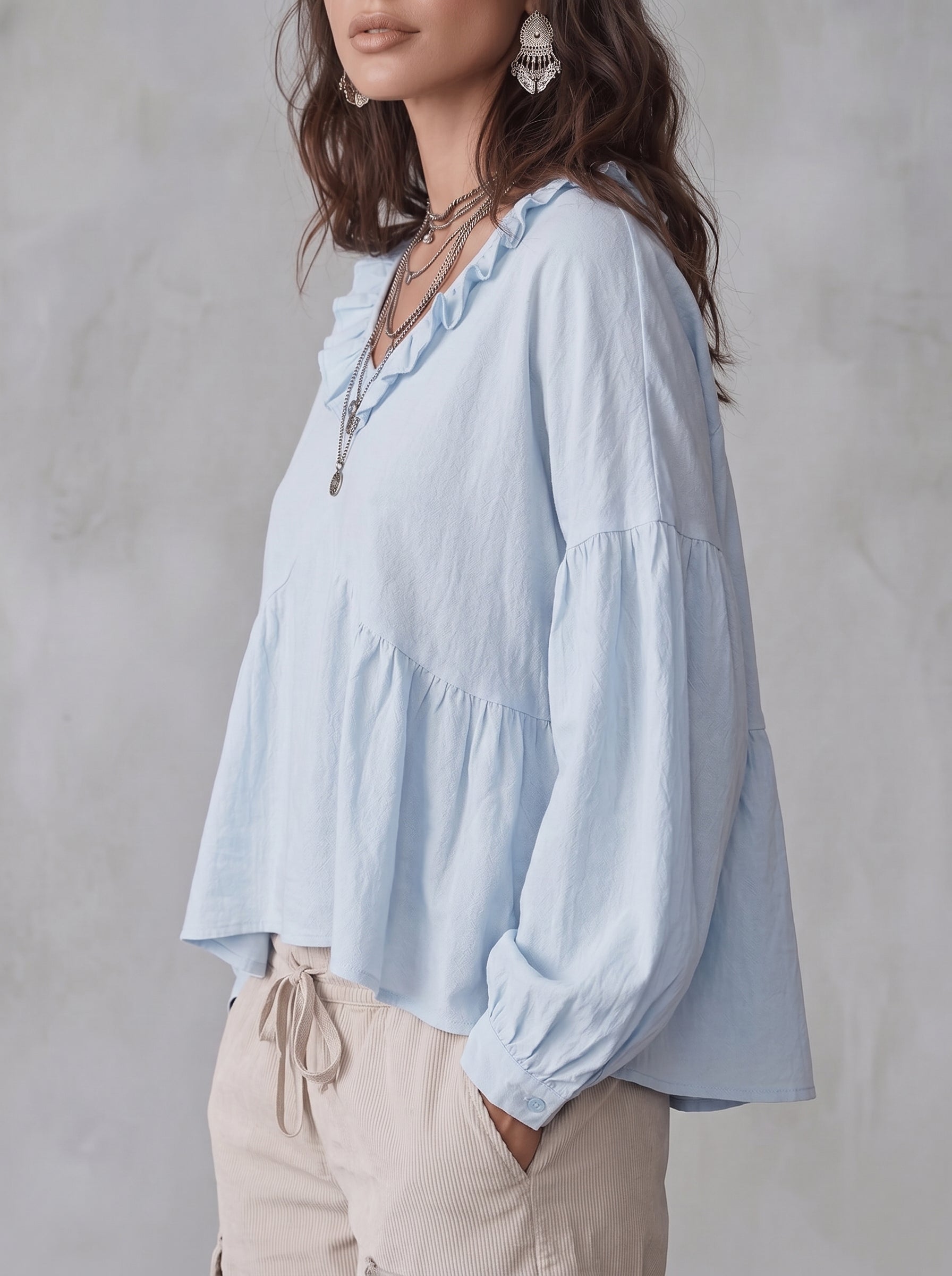 Blouse femme coupe fluide avec col V profond sur fond uni