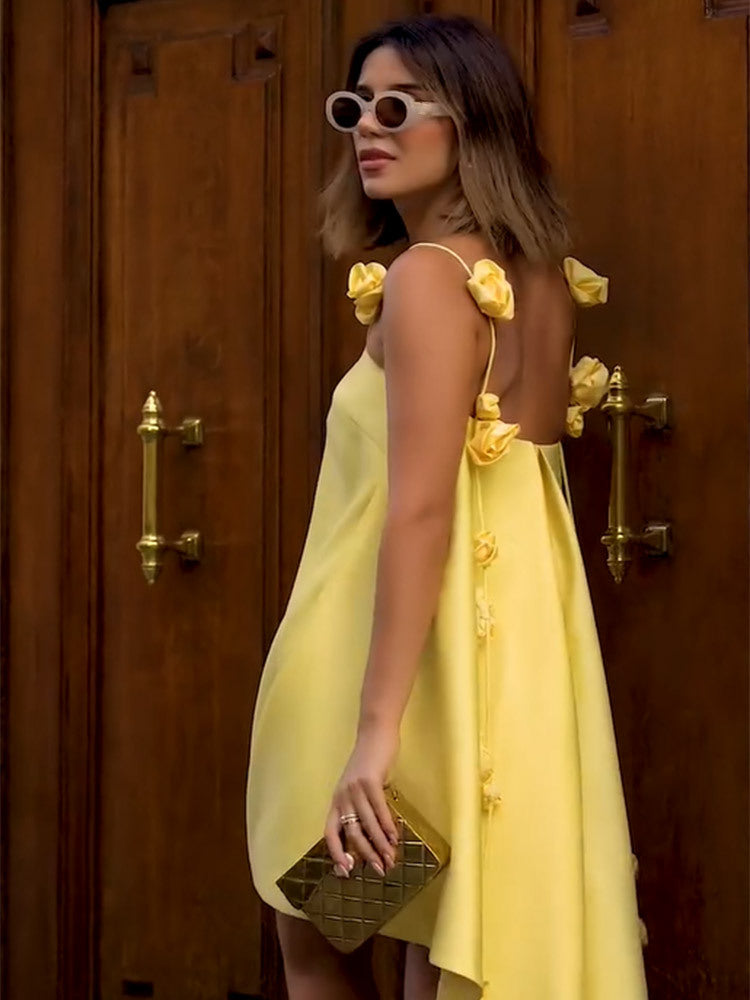 Robe mini ligne A avec bretelles en 3D et dos nu jaune