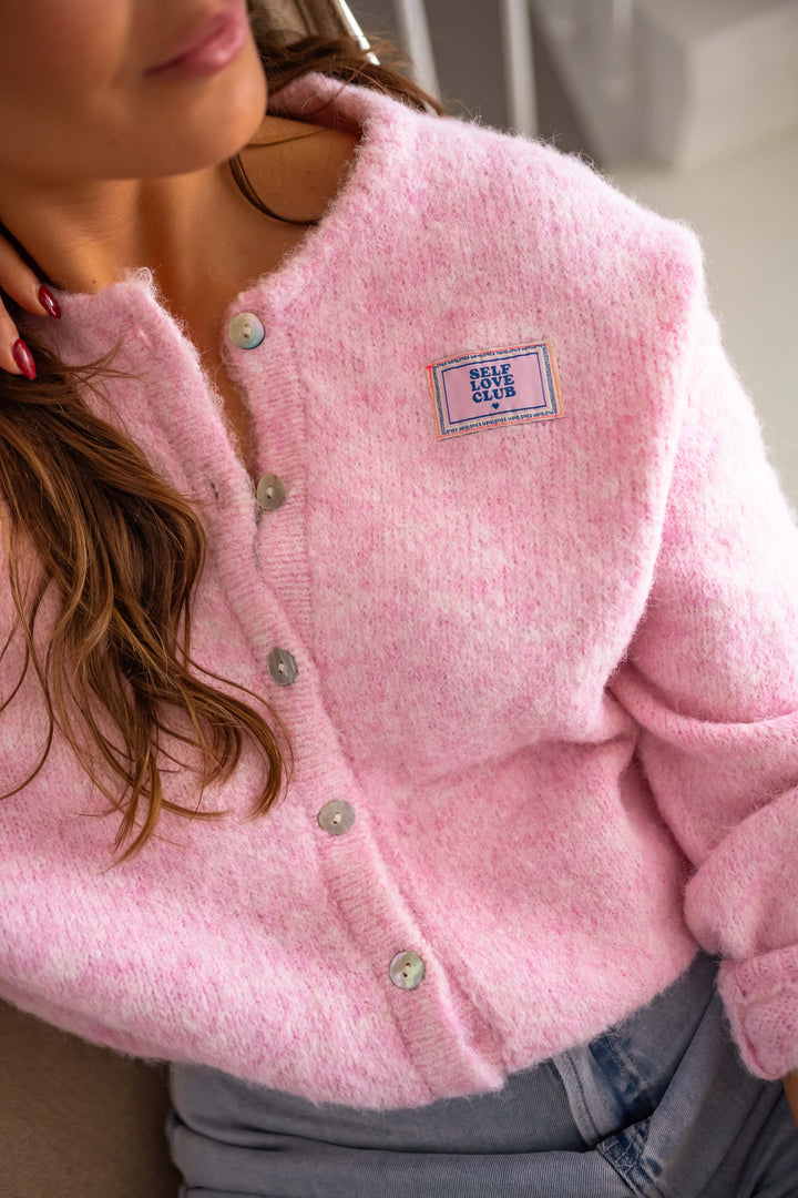 Cardigan matelassé chic rose pour looks superposés