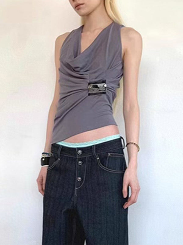 Débardeur gris plissé pour femme, détail du col drapé