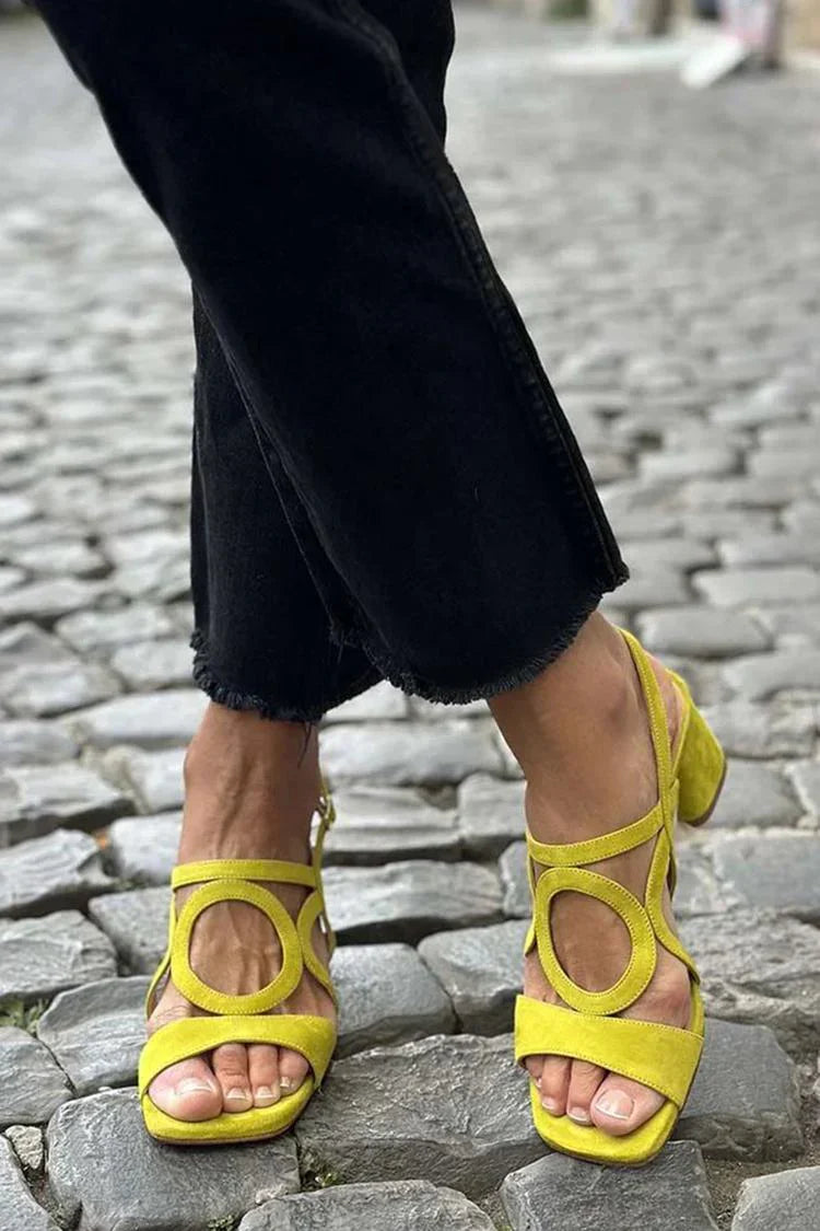 Sandales à talon effet daim pour femme portées avec une tenue chic