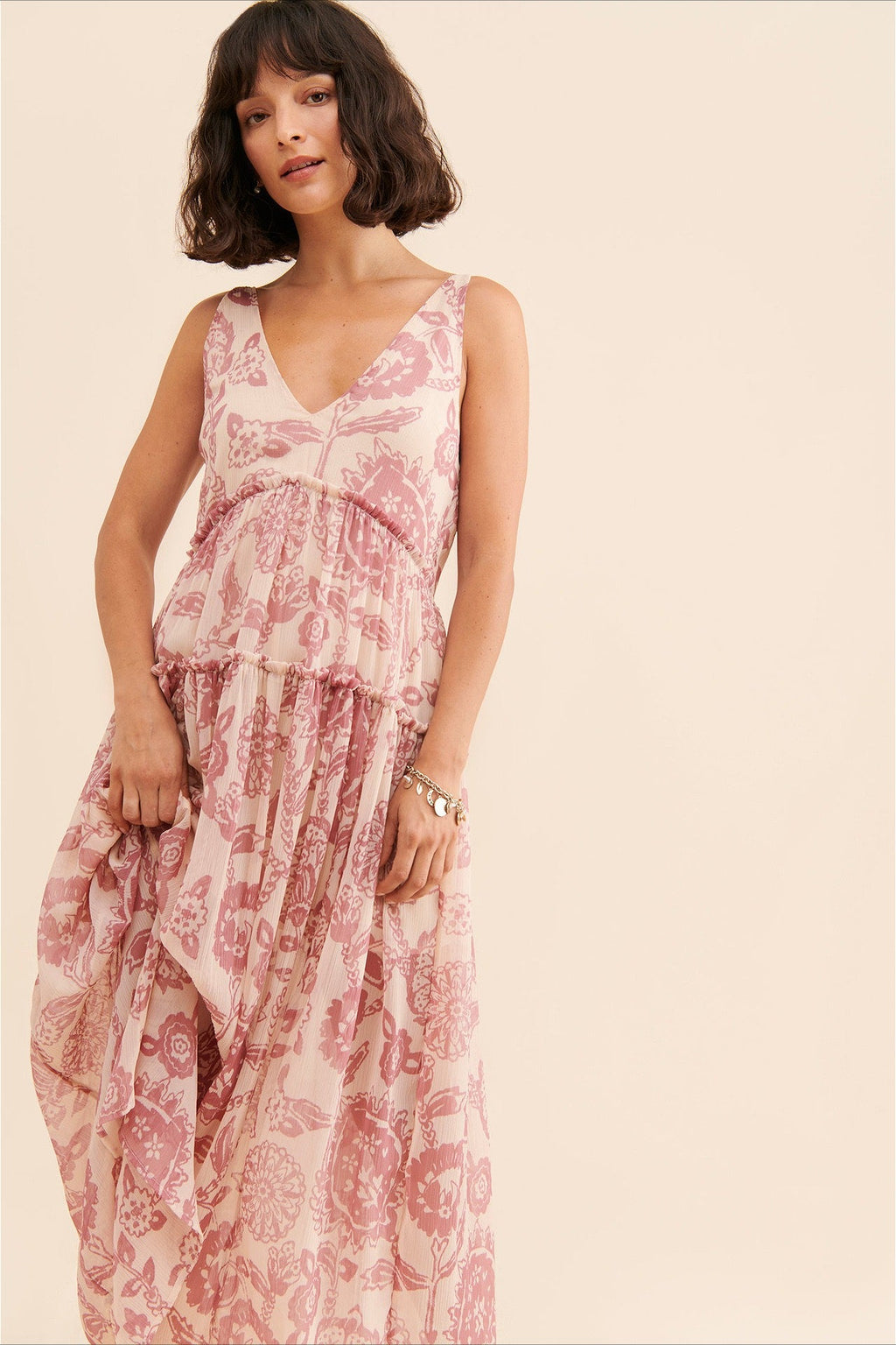 Robe bohème sans manches portée en pied dans un look d'été