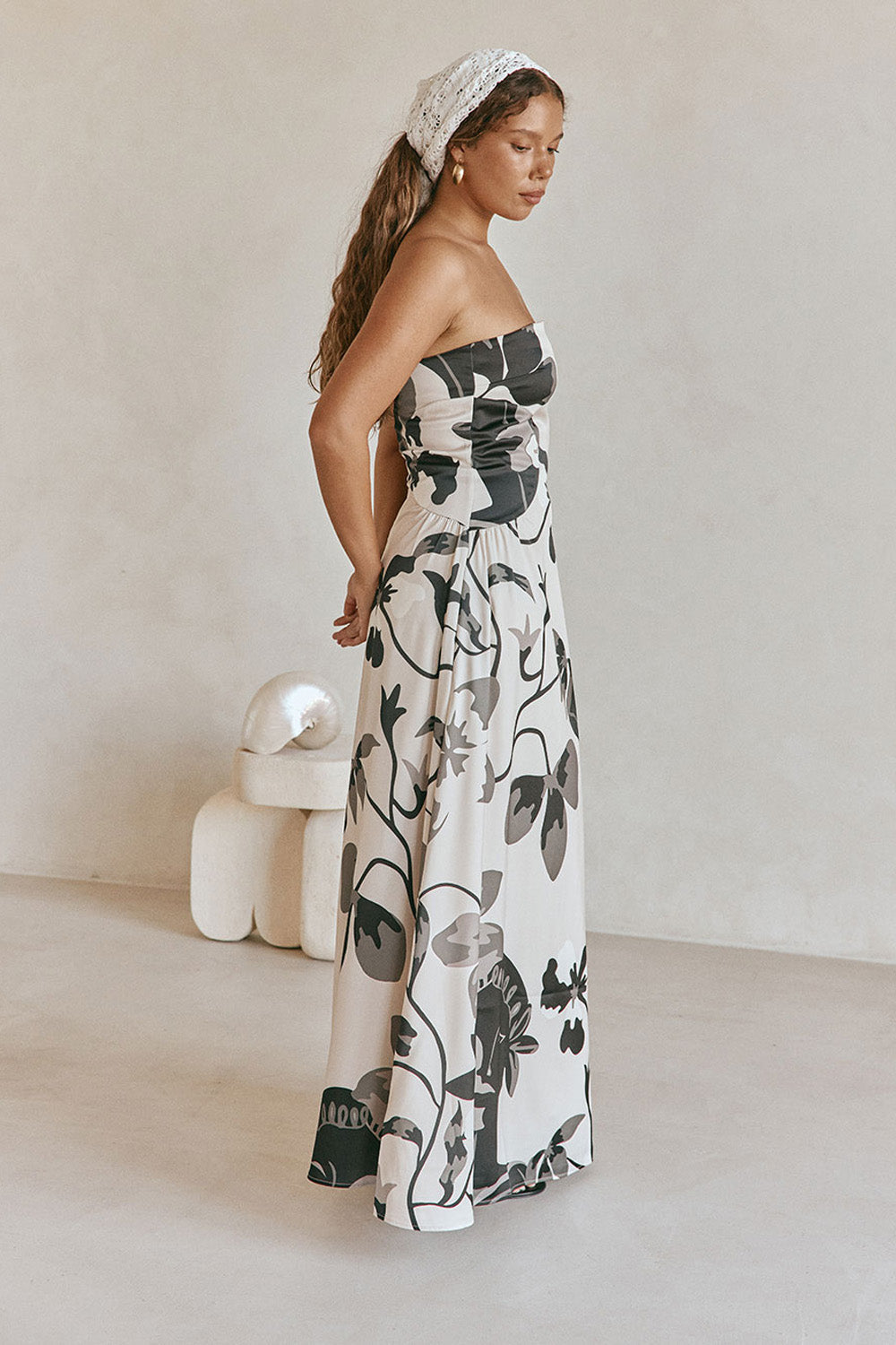 Vue de dos de la robe femme à motif floral