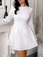 Robe courte à manches longues avec dos ajouré
