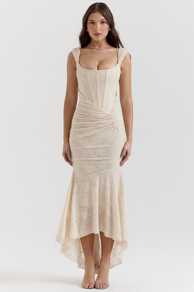 Robe mi-longue fluide rehaussant la taille cintrée