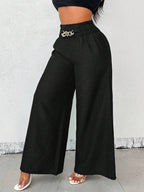 Pantalon femme coupe large unie portée en pied