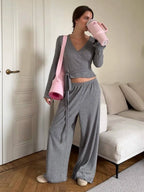 Ensemble coordonné gris en maille côtelée avec crop top et pantalon à jambes larges