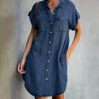 Robe en jean décontractée pour femme portée dans un look urbain