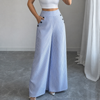 Femme portant un pantalon large en lin rayé taille haute vue de face