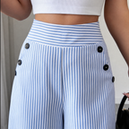 Zoom sur le tissu en lin rayé du pantalon large pour femme