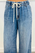 Détail du denim délavé femme, coupe droite confortable pour un look quotidien
