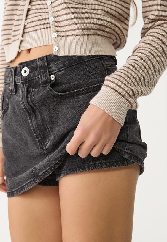 Mini-jupe-short en denim décontractée pour un style quotidien sans effort