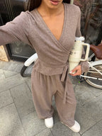 Ensemble coordonné gris en maille côtelée avec crop top et pantalon à jambes larges