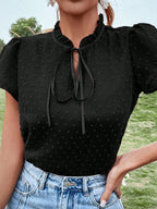 Blouse femme élégante avec encolure à lacets et coupe féminine