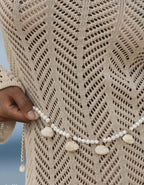 Robe courte en crochet tricoté dos nu avec manches longues