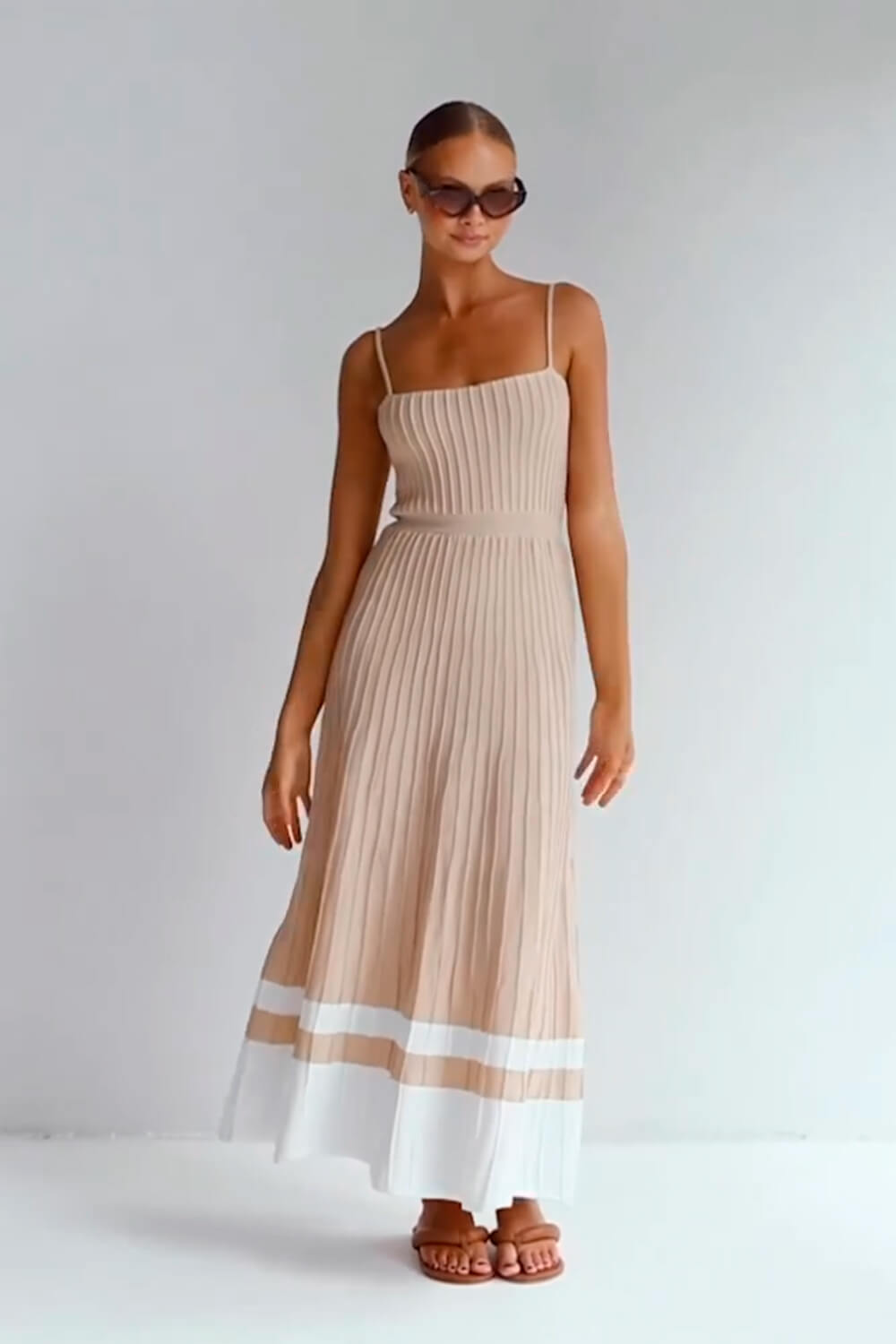 Robe midi plissée en maille à fines bretelles