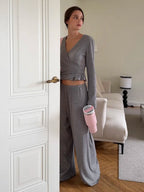 Ensemble coordonné gris en maille côtelée avec crop top et pantalon à jambes larges