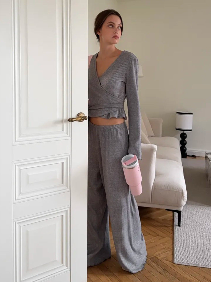 Ensemble coordonné gris en maille côtelée avec crop top et pantalon à jambes larges