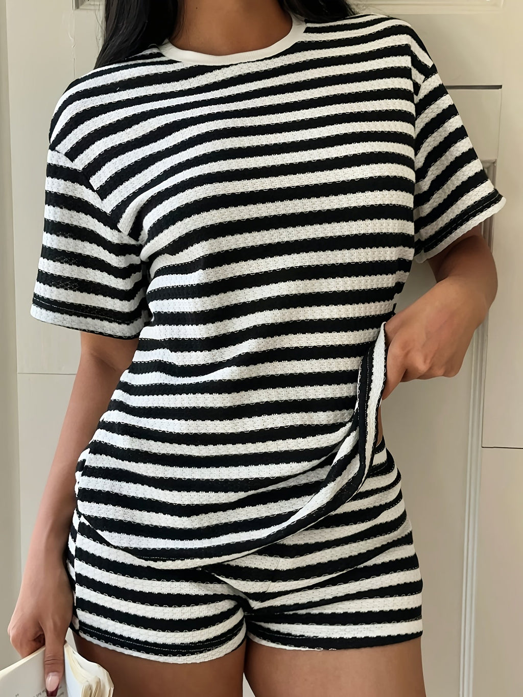 Ensemble décontracté t-shirt à col rond rayé et short