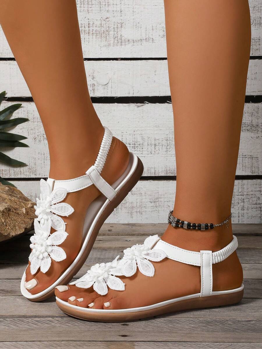Paire de sandales femme à fleurs présentée de profil