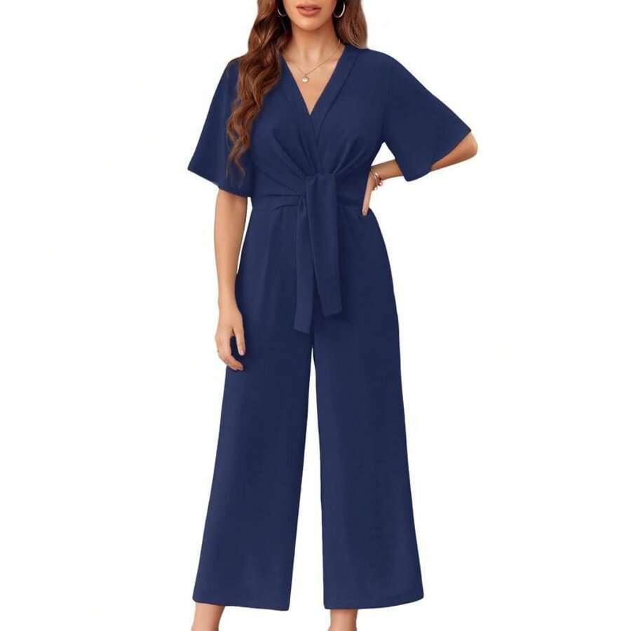 Combinaison femme chic à manches courtes et taille nouée, vue de profil