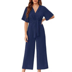 Combinaison femme chic à manches courtes et taille nouée, vue de profil