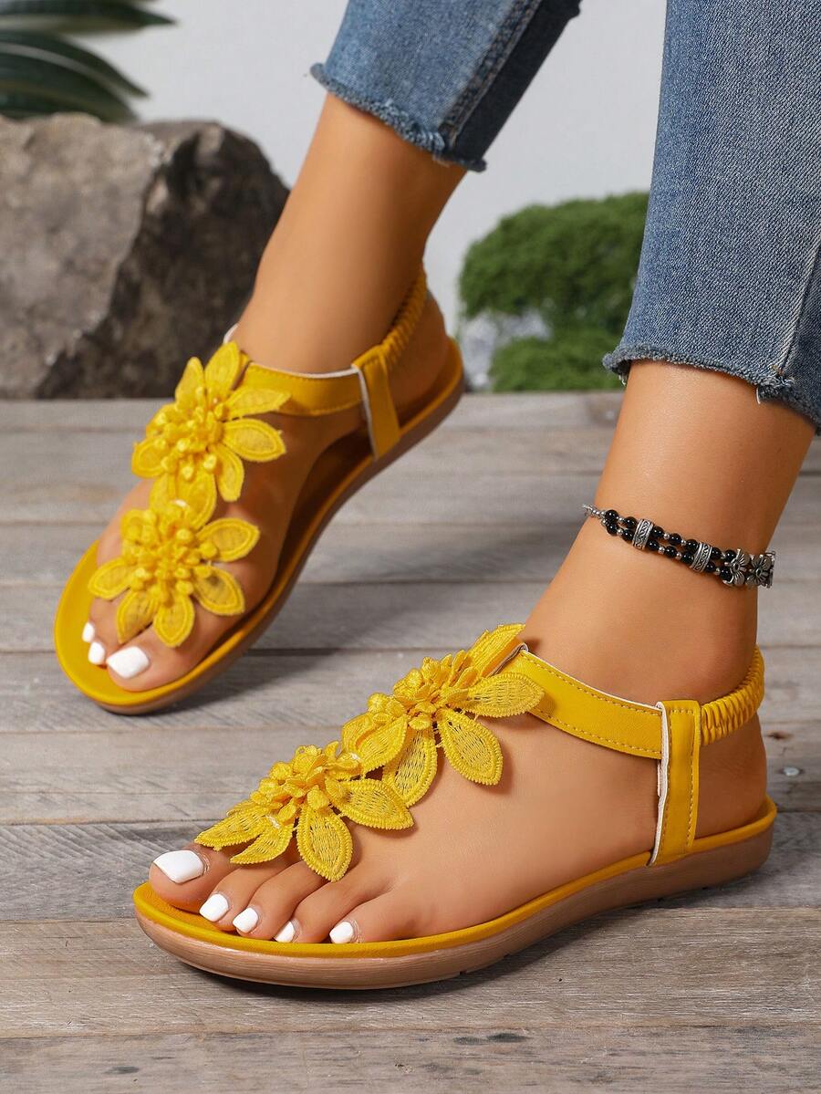 Détail de la bride arrière élastique des sandales femme