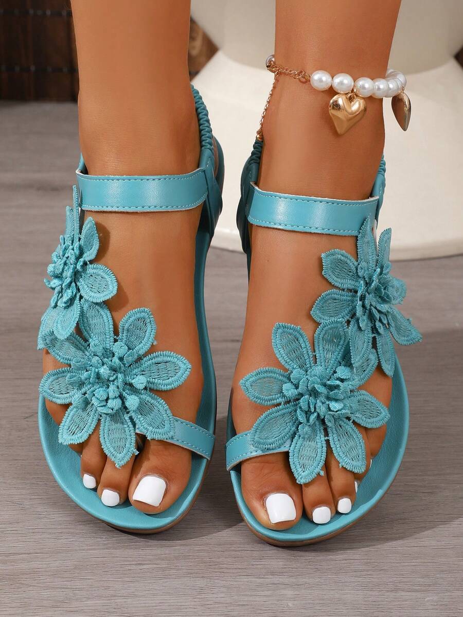 Sandales femme à fleurs portées, style estival décontracté