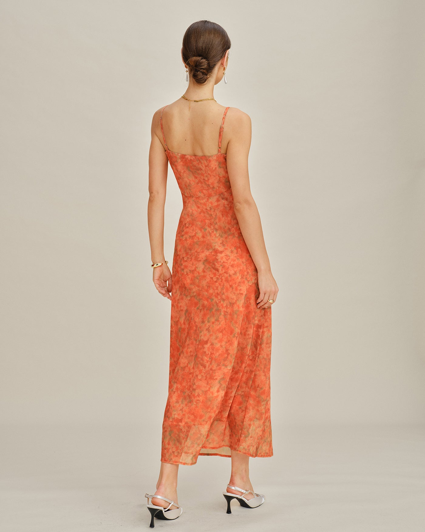 Robe longue orange à fleurs avec silhouette trapèze et bretelles fines