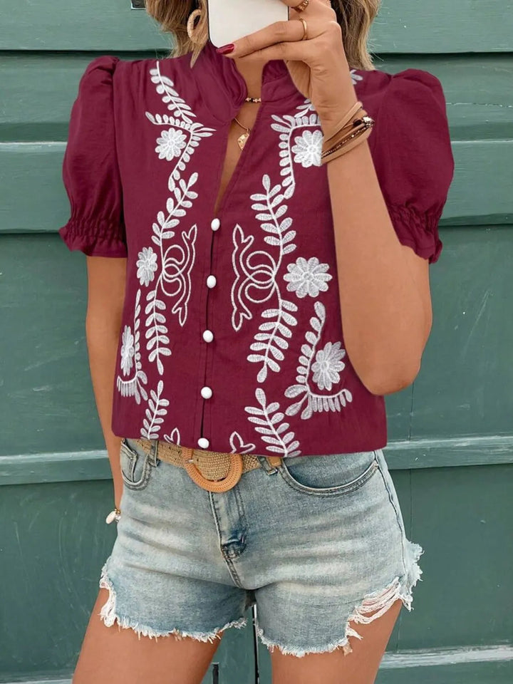 Blouse à manches courtes avec col cranté et volants brodés