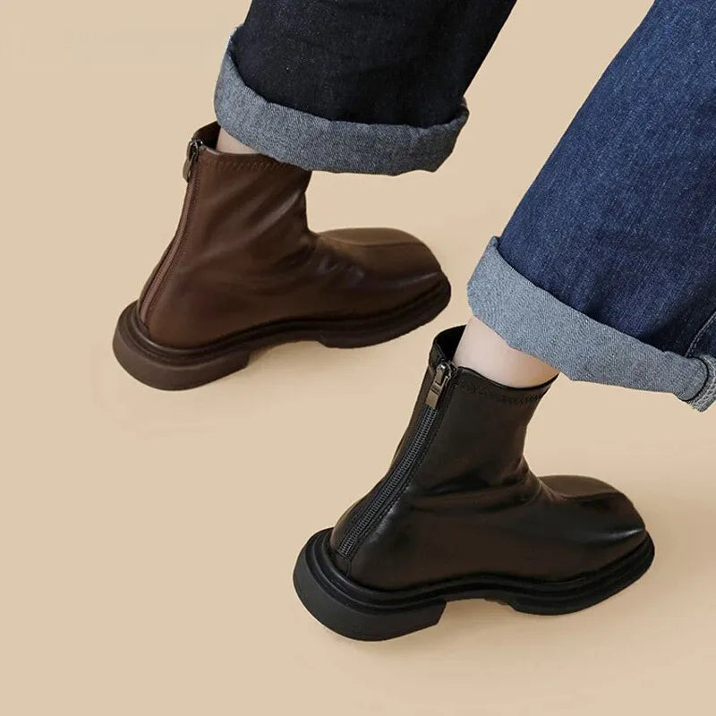 Léa Blanchet | Bottines Minimalistes à Bout Carré