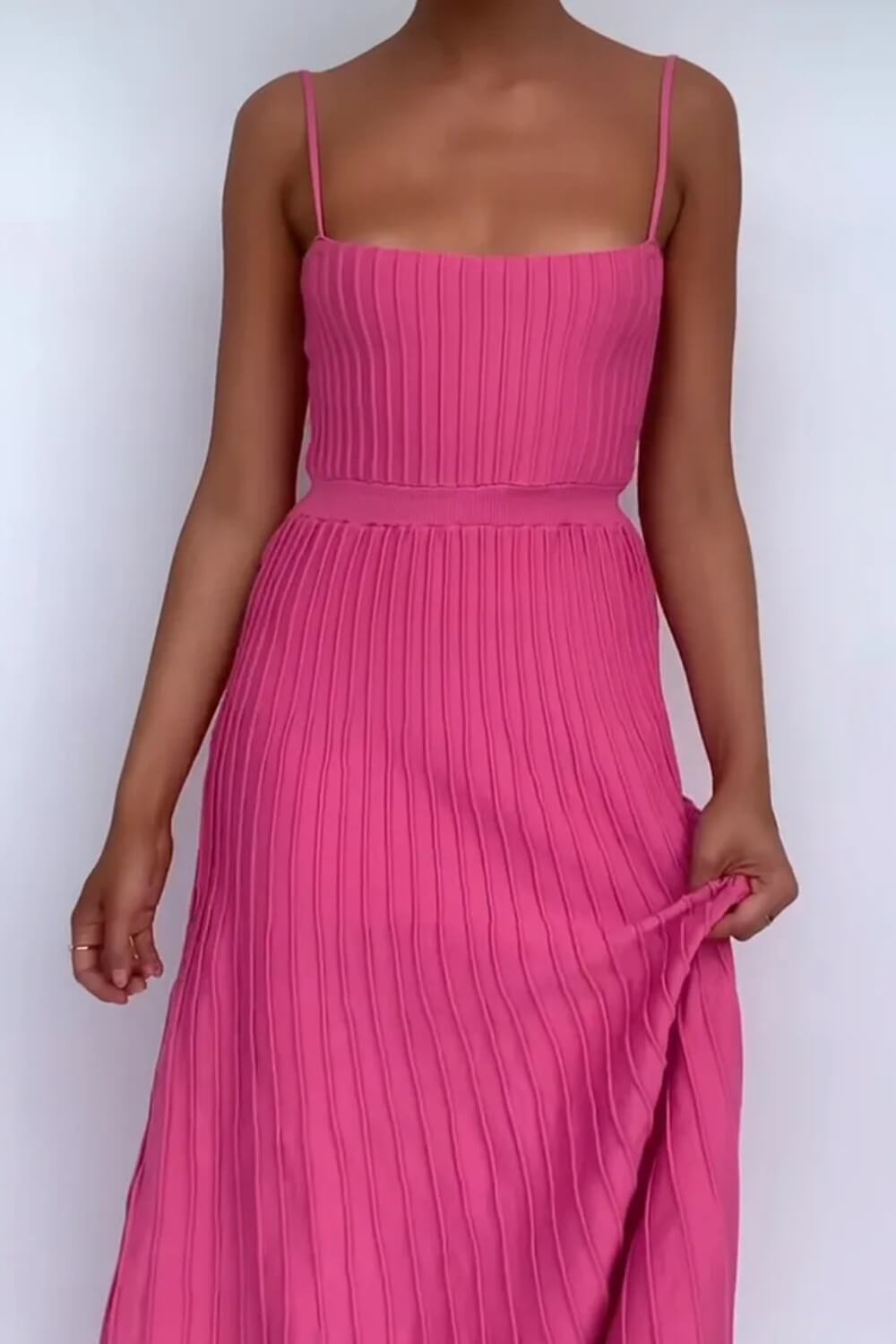 Robe midi plissée en maille à fines bretelles