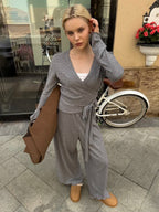 Ensemble coordonné gris en maille côtelée avec crop top et pantalon à jambes larges