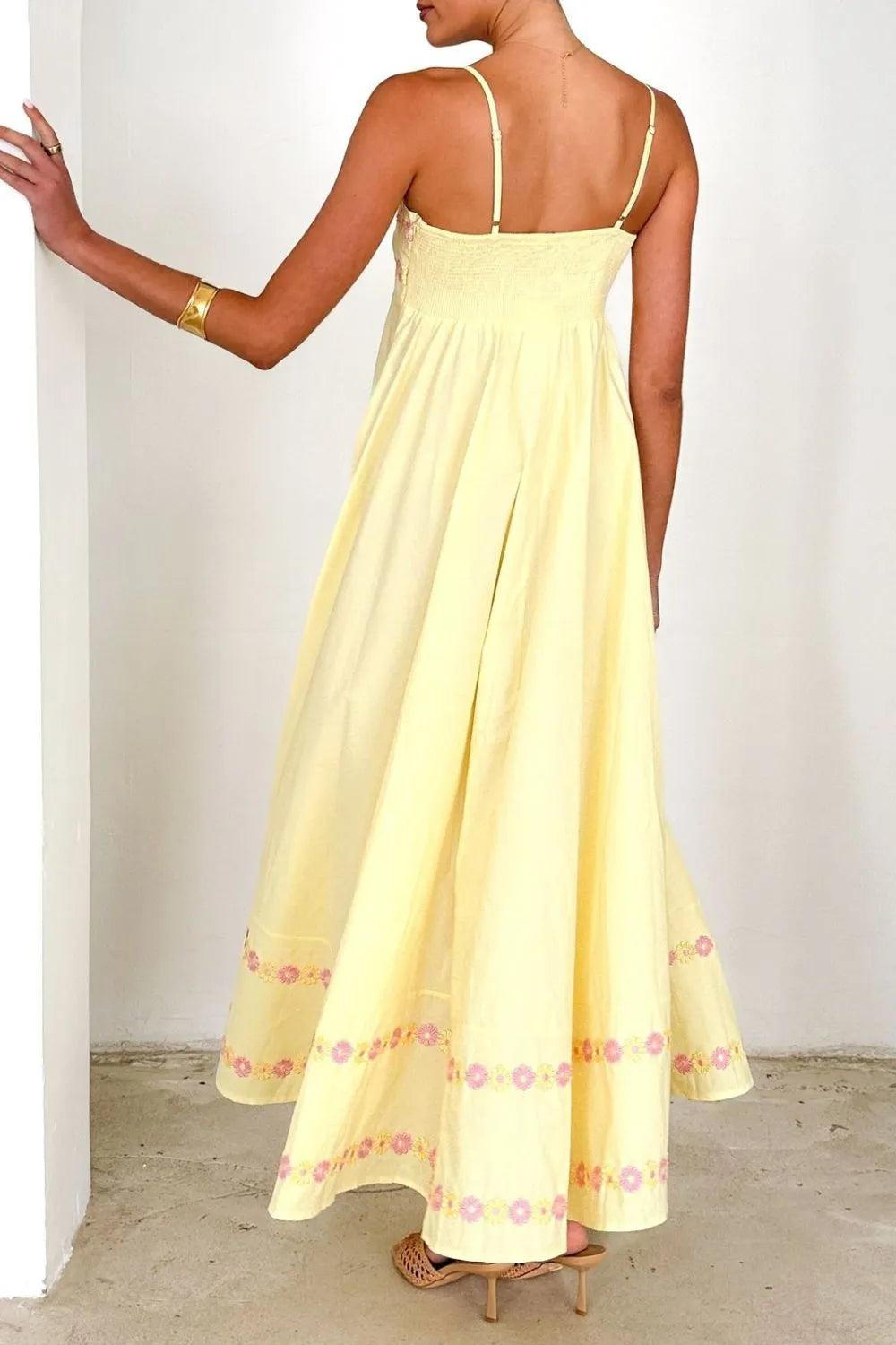 Robe longue à bretelles spaghetti brodée de fleurs