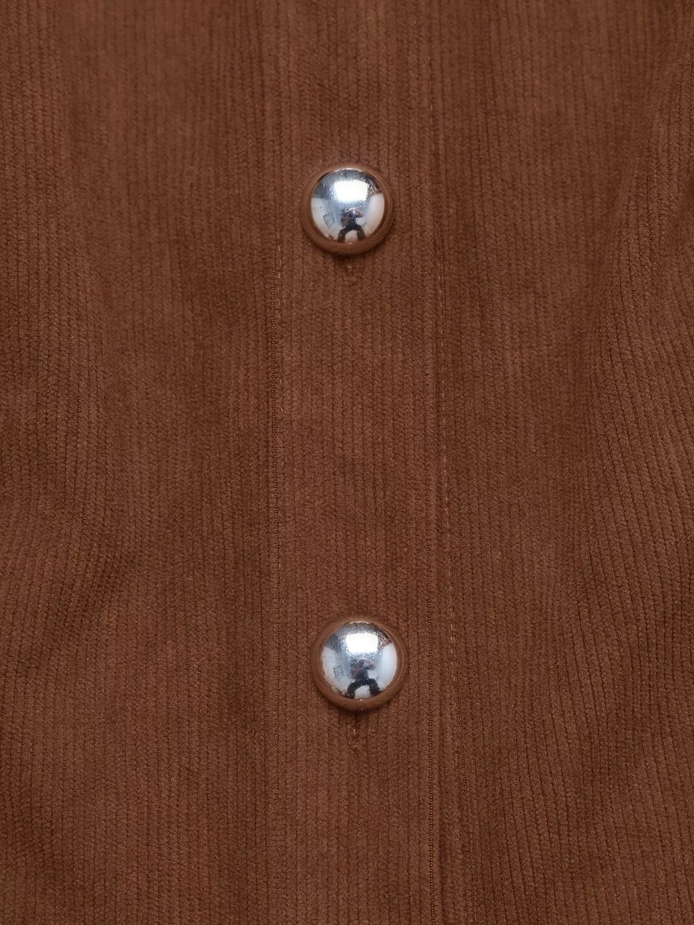 Robe mi-longue à manches longues avec boutons sur le devant