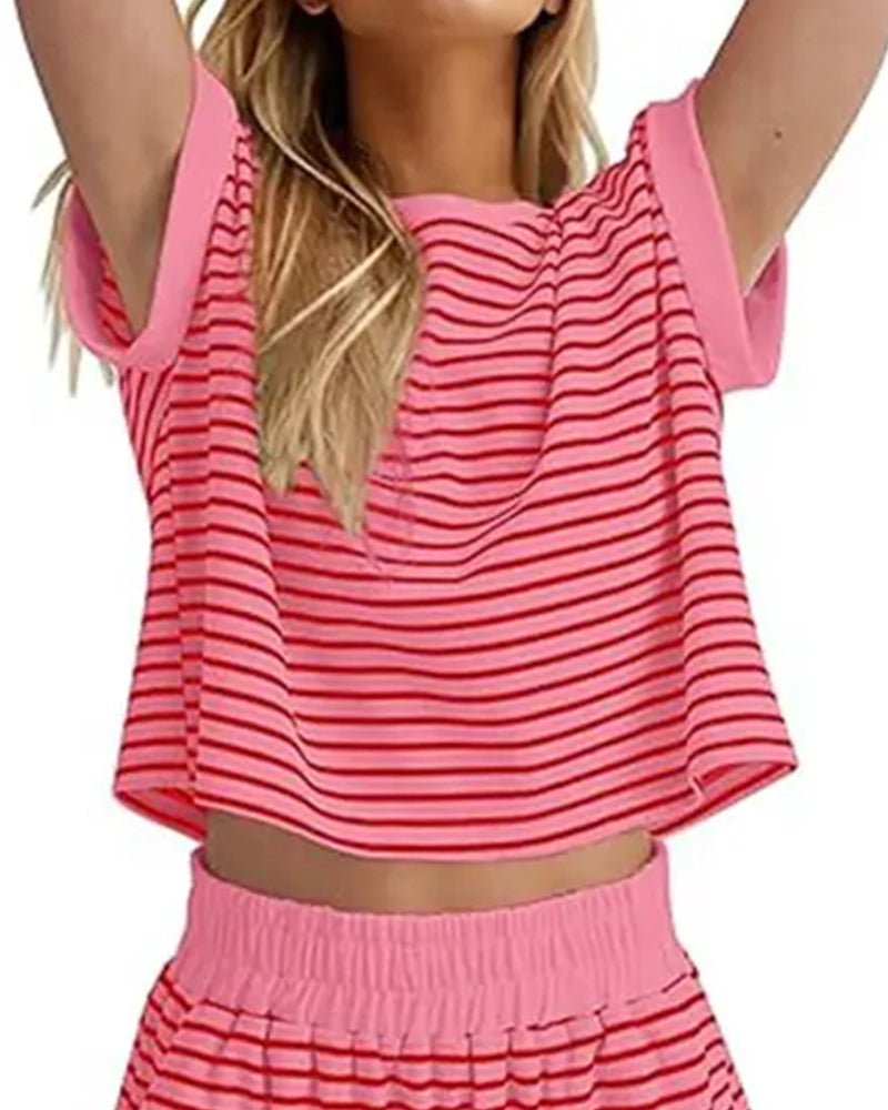 Vue de face de l'ensemble femme rayé t-shirt et short casual