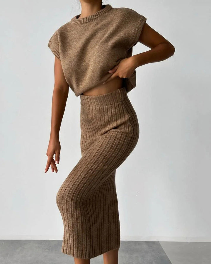 Ensemble deux pièces chic avec veste sans manches et jupe en tricot