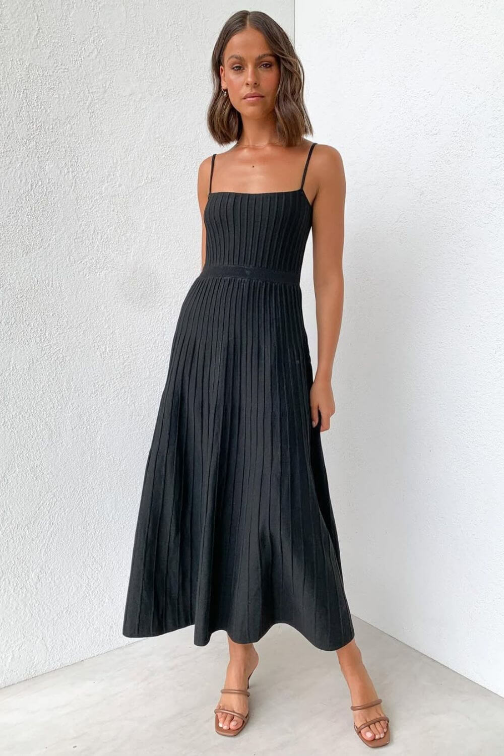 Robe midi plissée en maille à fines bretelles