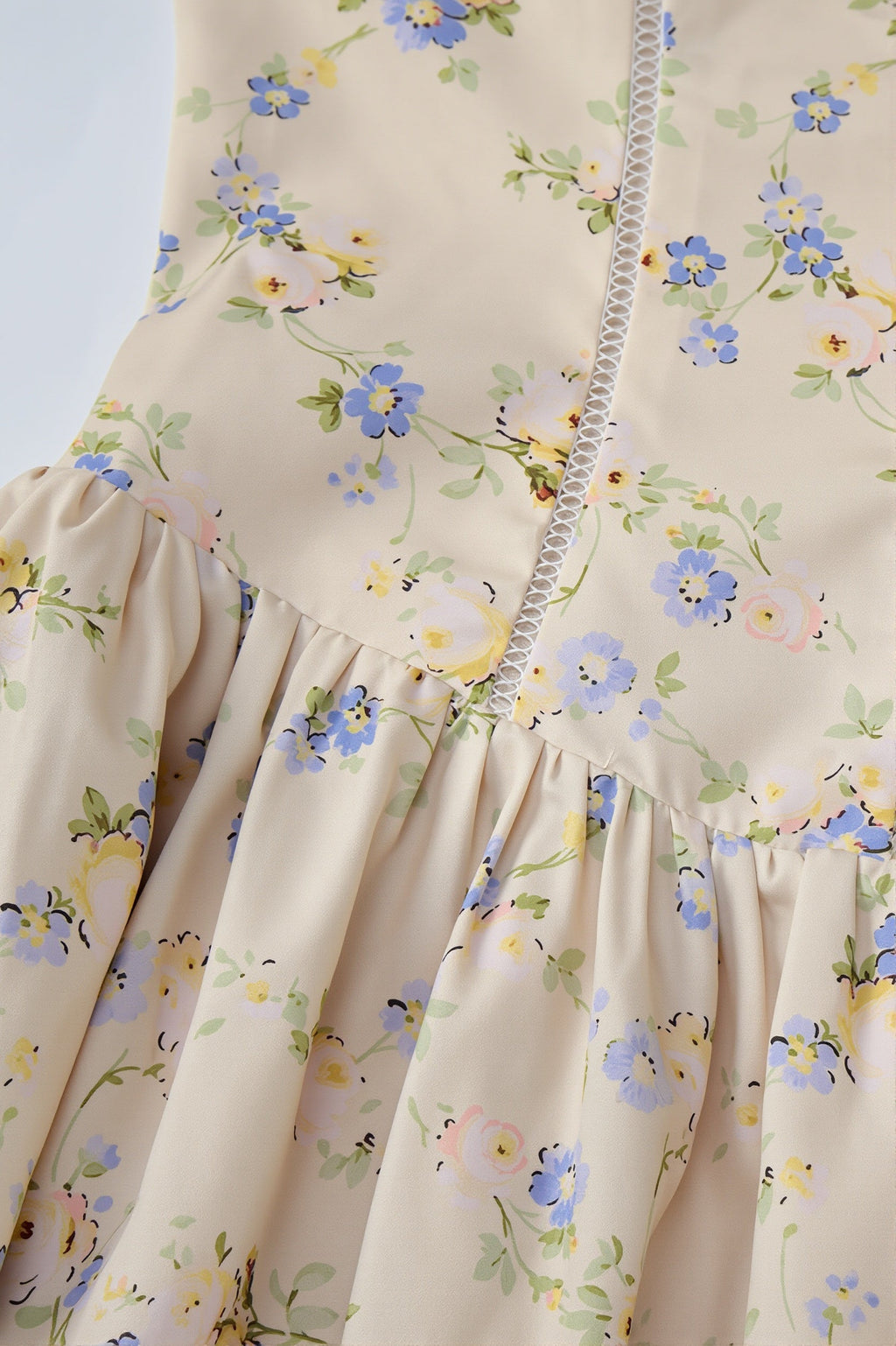 Robe longue fleurie style chic vintage présentée en pleine longueur