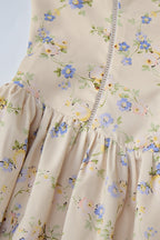 Robe longue fleurie style chic vintage présentée en pleine longueur