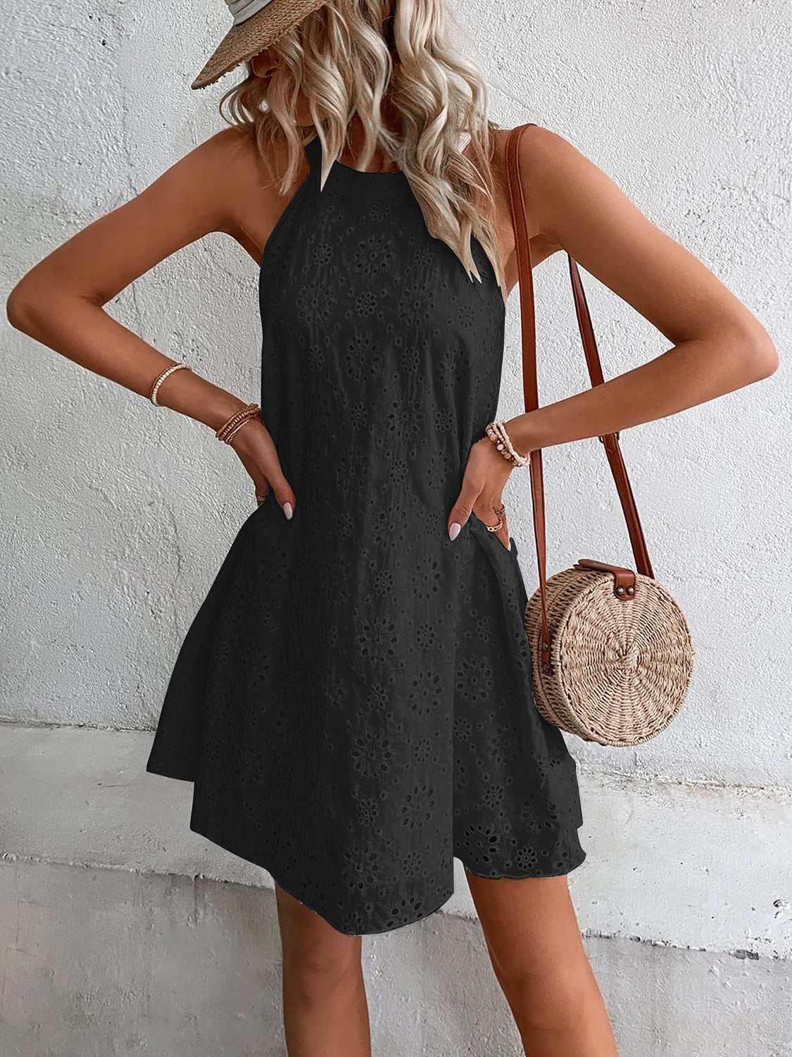Robe courte à encolure œillet