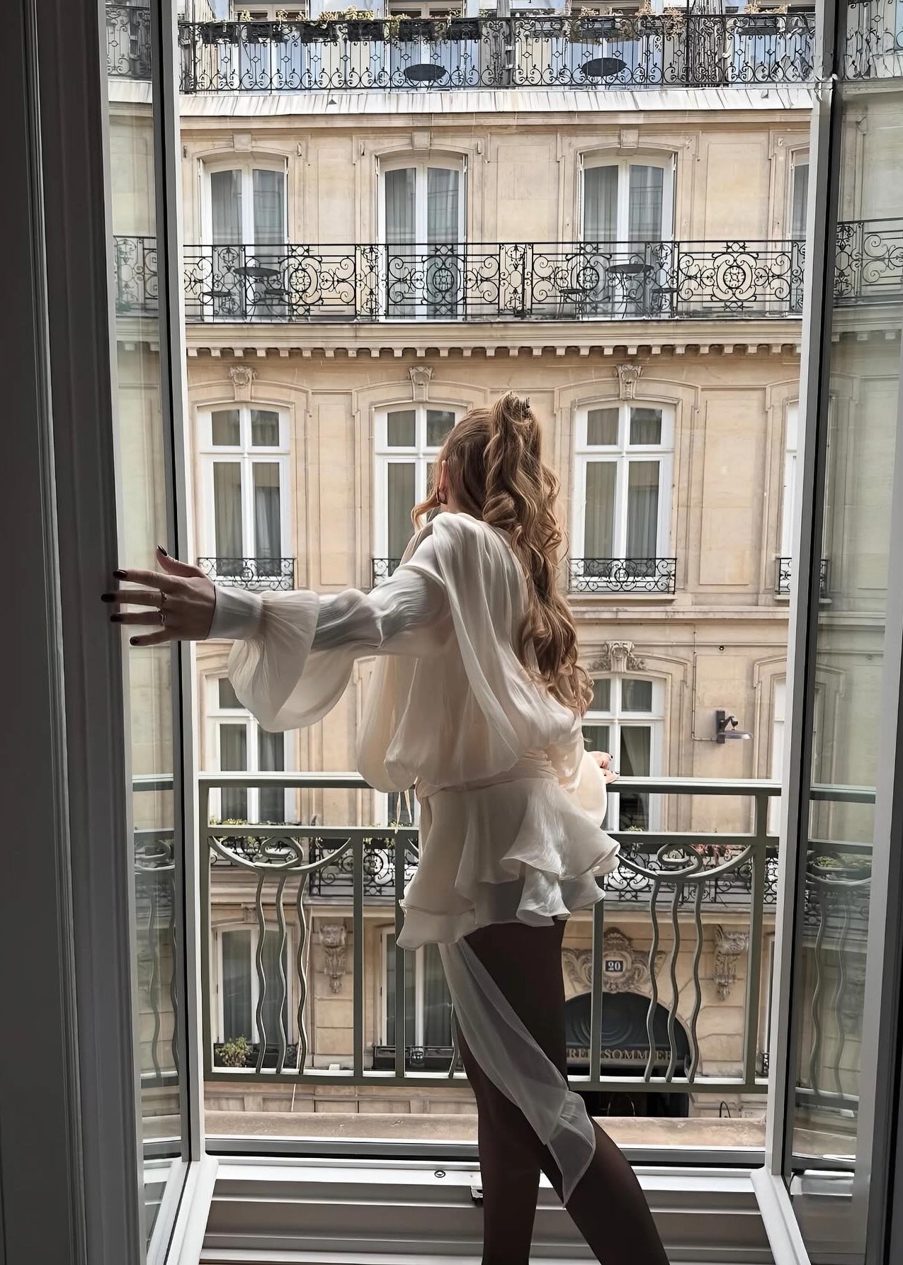 Robe mi-longue en satin champagne Estelle