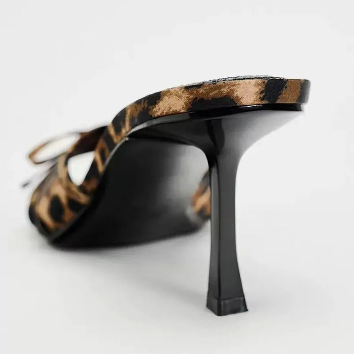 Isabelle Moreau® | Elegante Leopardenmuster-High-Heels mit Riemen