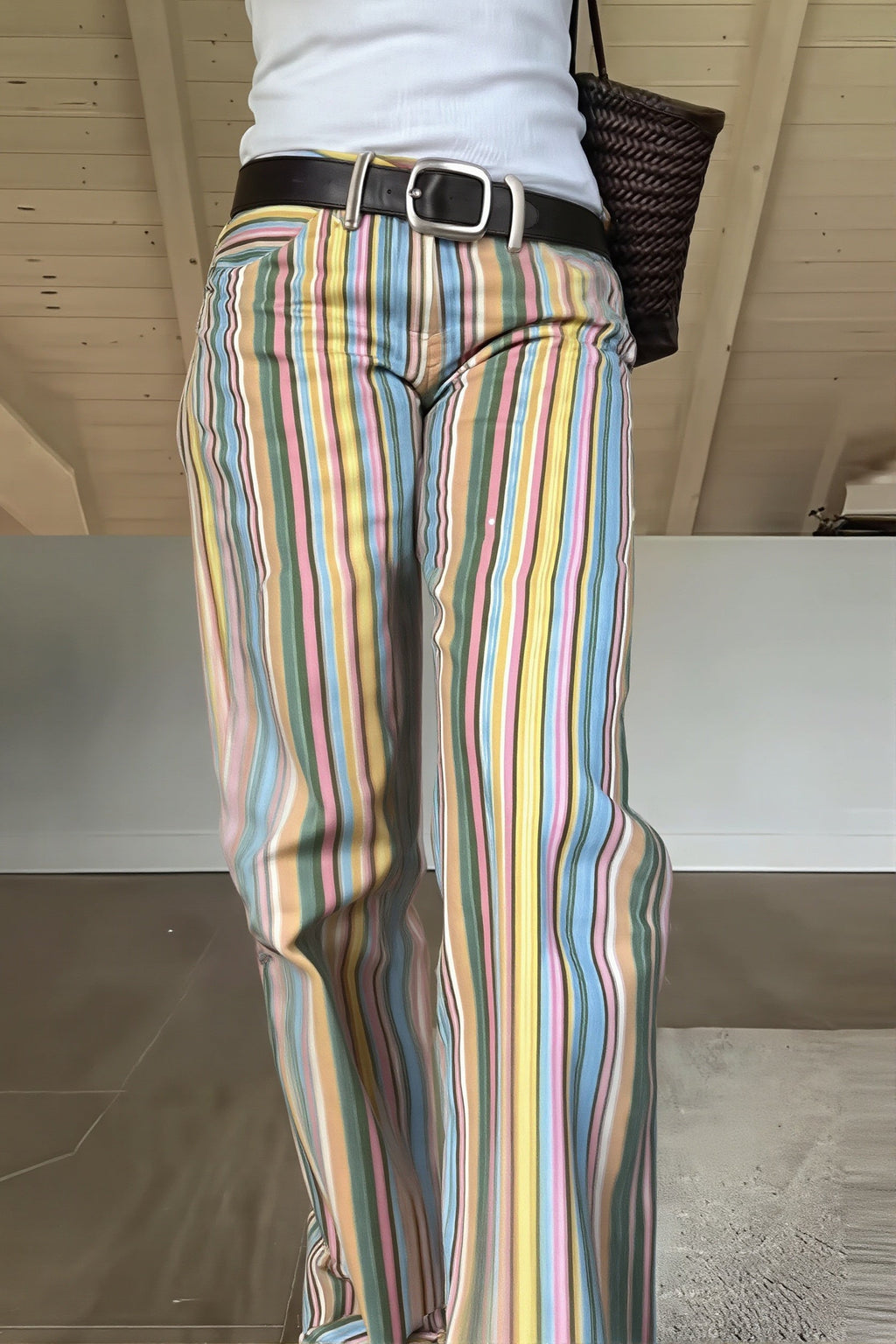Détail du jean taille basse femme color block avec coupe droite et finitions denim
